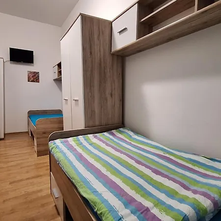Hostinské Nad Restaurací Košetice Se Společnou Koupelnou, Wc A Kuchyňkou * Pelhřimov